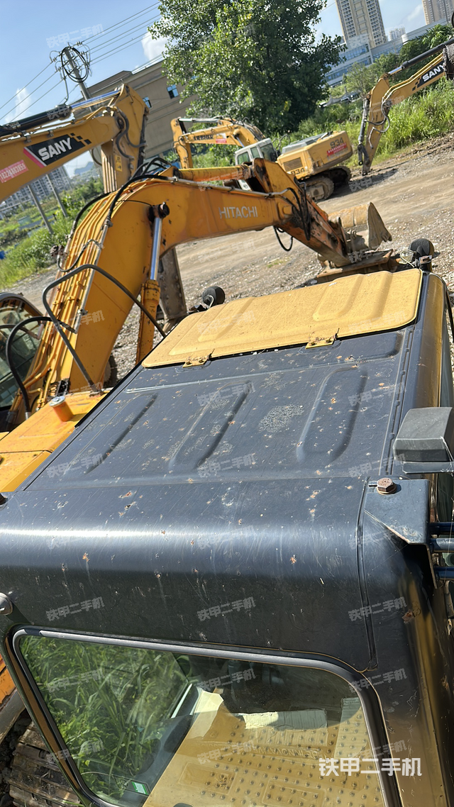 駕駛室頂部(整機(jī)外觀) 駕駛室頂部(整機(jī)外觀)