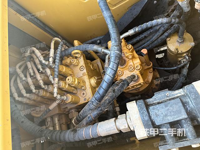 回转马达和主控阀（整机外观）