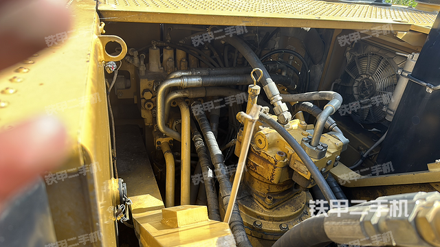 回轉(zhuǎn)馬達(dá)和主控閥(整機(jī)外觀) 回轉(zhuǎn)馬達(dá)和主控閥(整機(jī)外觀)