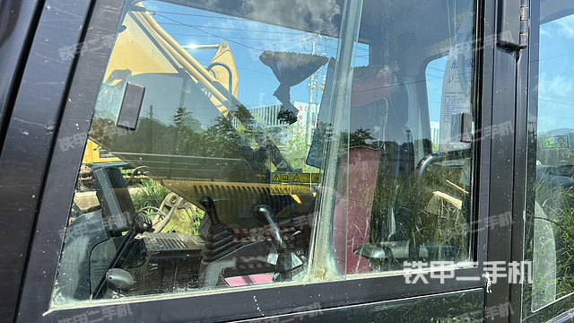 駕駛室整體(整機(jī)外觀) 駕駛室整體(整機(jī)外觀)