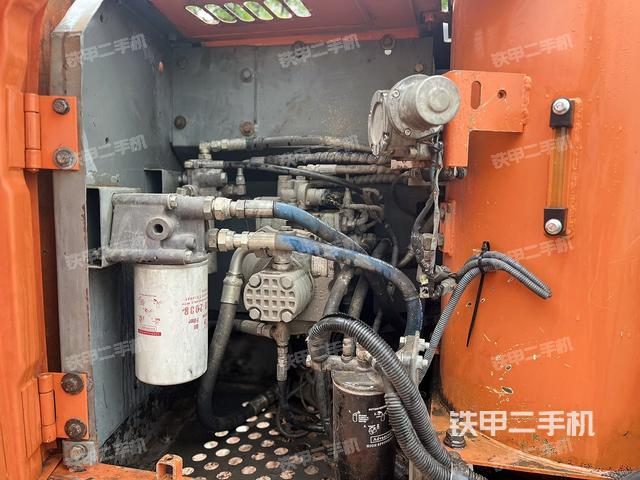 液壓泵艙室正面整體（整機(jī)外觀）