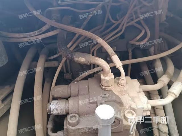 回轉馬達和主控閥（整機外觀）