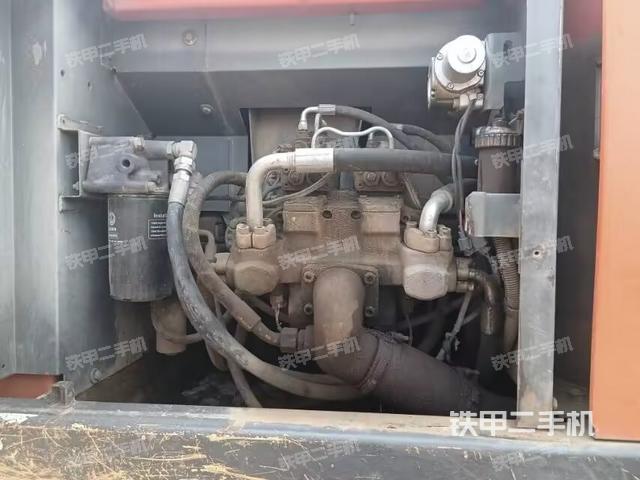 液壓泵艙室正面整體（整機外觀）