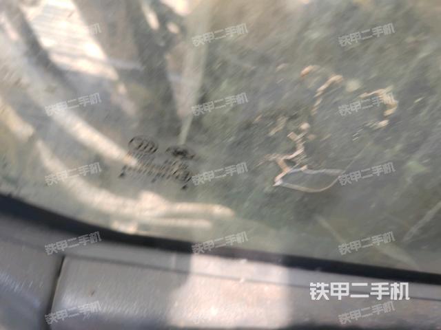 行走控制手柄和踏板 俯拍（驾驶室部分）