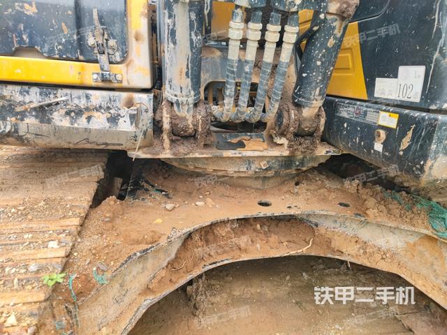 轉(zhuǎn)盤(pán)和下車架正前（工作和回轉(zhuǎn)裝置）