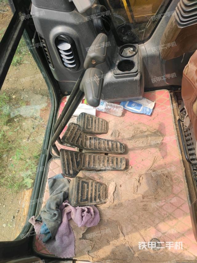 行走控制手柄和踏板?俯拍（駕駛室部分）