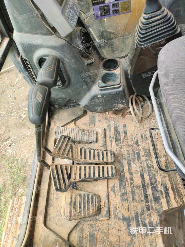 行走控制手柄和踏板?俯拍（駕駛室部分）