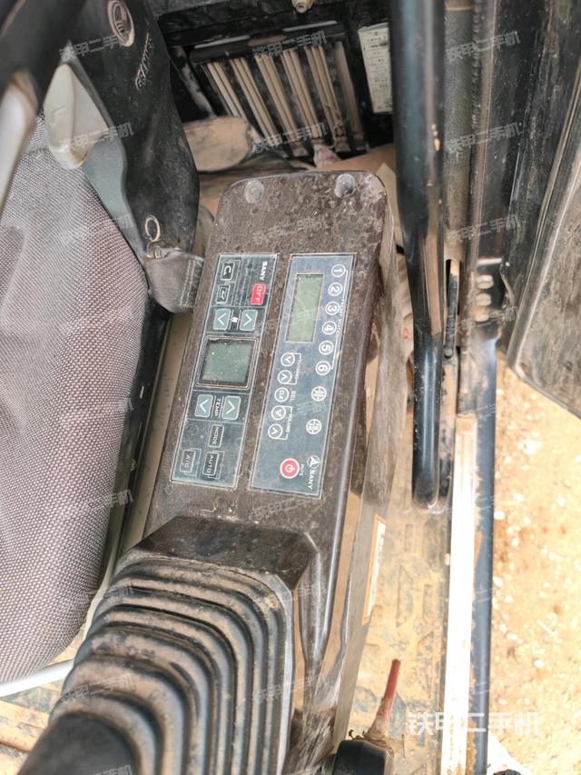 座椅右側(cè)控制臺(tái)/鑰匙門(mén)/油門(mén)/含右手柄（駕駛室部分）