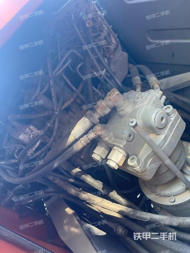 回轉(zhuǎn)馬達(dá)和主控閥（整機(jī)外觀）