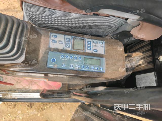 座椅右側控制臺/鑰匙門/油門/含右手柄（駕駛室部分）