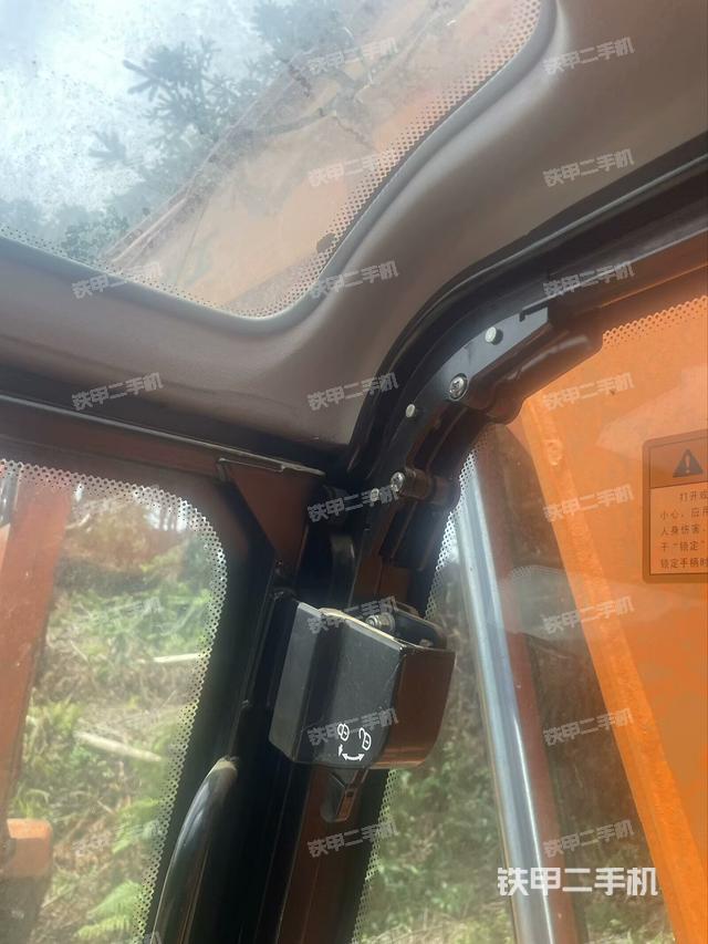 行走控制手柄和踏板?俯拍（駕駛室部分）