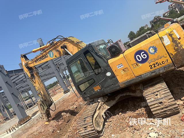 现代R225LC-7挖掘机