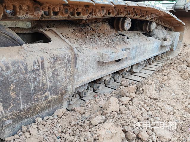 单侧履带整体(整机外观) 单侧履带整体(整机外观)