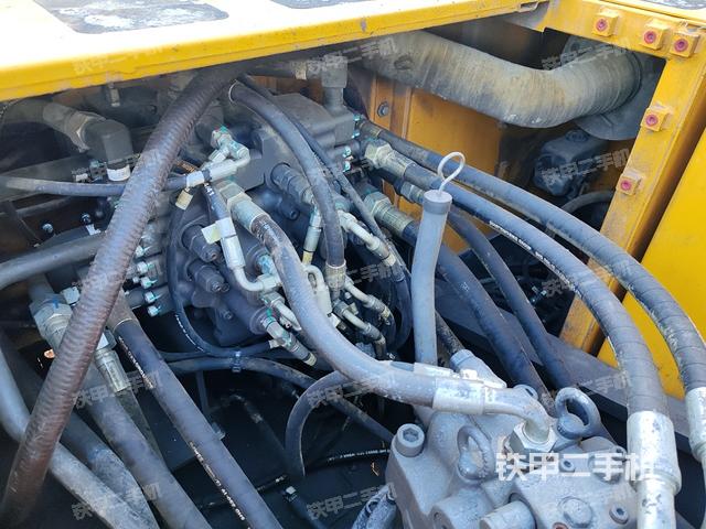 回转马达和主控阀(整机外观) 回转马达和主控阀(整机外观)