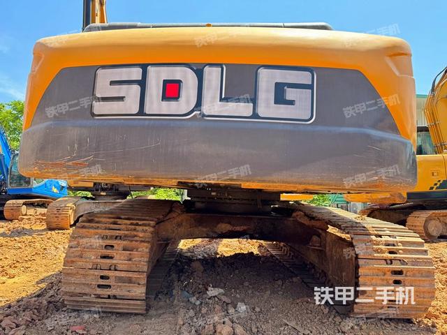 驾驶室整体(整机外观) 驾驶室整体(整机外观)