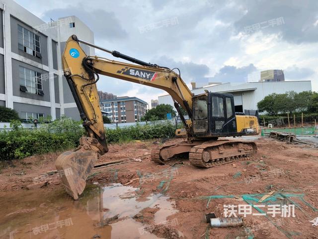 三一重工SY215C挖掘機(jī)