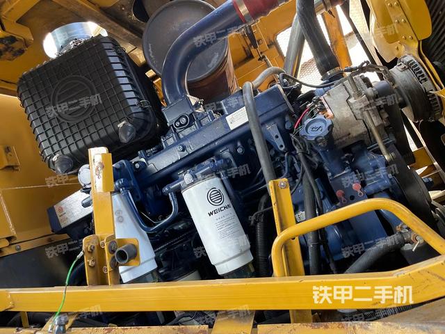 发动机右侧(整机外观及大件) 发动机右侧(整机外观及大件)