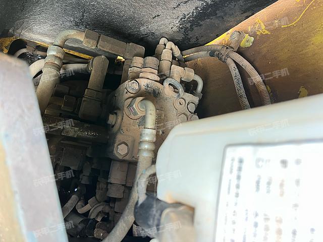 回轉(zhuǎn)馬達(dá)和主控閥（整機(jī)外觀）