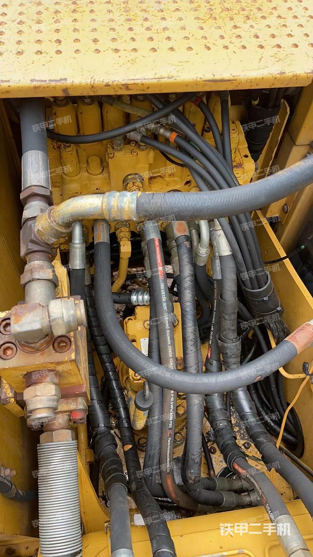 回轉(zhuǎn)馬達(dá)和主控閥（整機(jī)外觀）