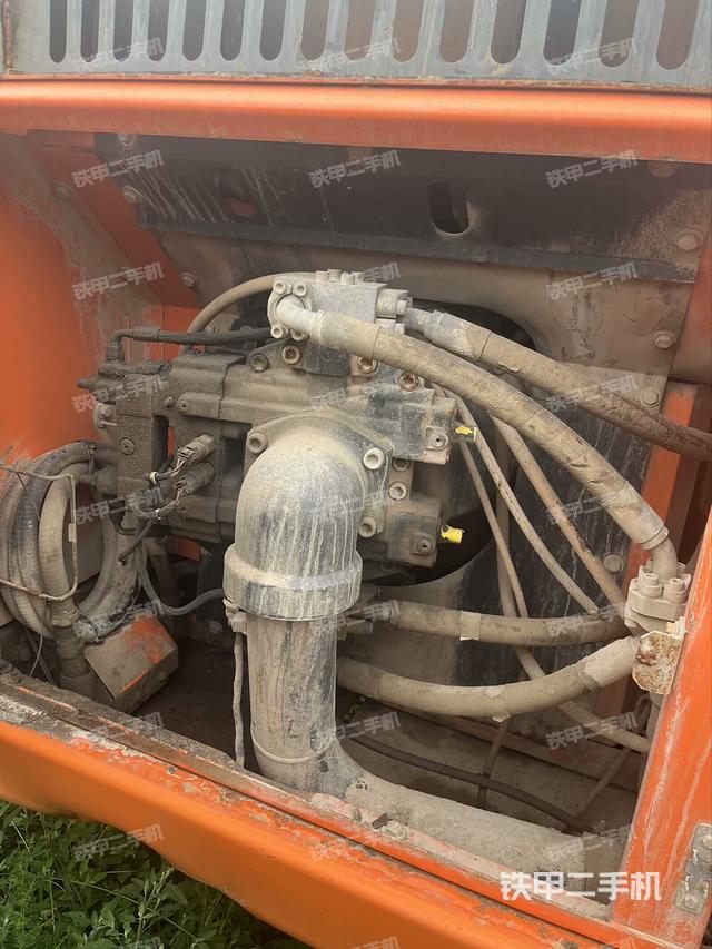 液压泵舱室正面整体（整机外观）