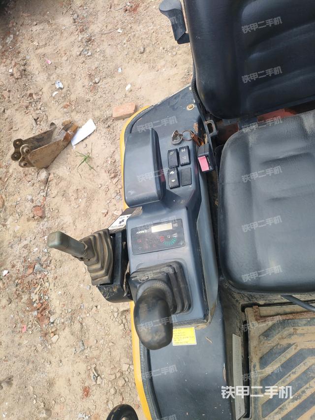 座椅右侧控制台/钥匙门/油门/含右手柄（驾驶室部分）