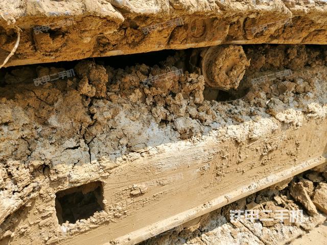 右側(cè)履帶整體(行走機(jī)構(gòu)) 右側(cè)履帶整體(行走機(jī)構(gòu))