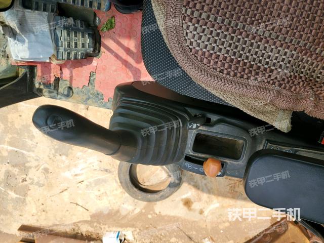 座椅左側(cè)控制臺/音響/含左手柄(駕駛室部分) 座椅左側(cè)控制臺/音響/含左手柄(駕駛室部分)