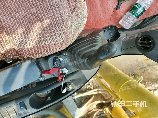 座椅右側(cè)控制臺/鑰匙門/油門/含右手柄(駕駛室部分) 座椅右側(cè)控制臺/鑰匙門/油門/含右手柄(駕駛室部分)