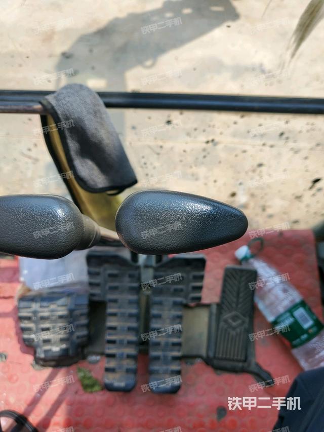 行走控制手柄和踏板?俯拍(駕駛室部分) 行走控制手柄和踏板?俯拍(駕駛室部分)