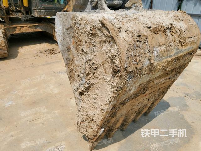 鏟斗右后整體(工作和回轉(zhuǎn)裝置) 鏟斗右后整體(工作和回轉(zhuǎn)裝置)