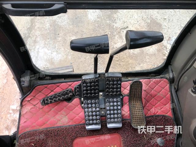 行走控制手柄和踏板?俯拍（駕駛室部分）