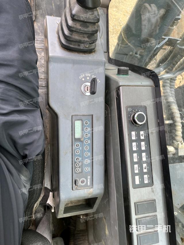 座椅右側(cè)控制臺/鑰匙門/油門/含右手柄（駕駛室部分）