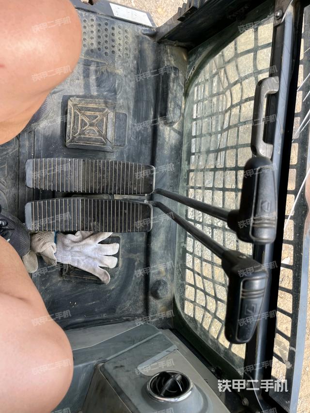 行走控制手柄和踏板?俯拍（駕駛室部分）