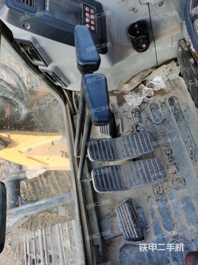 行走控制手柄和踏板?俯拍（駕駛室部分）