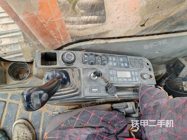 座椅右側(cè)控制臺/鑰匙門/油門/含右手柄(駕駛室部分) 座椅右側(cè)控制臺/鑰匙門/油門/含右手柄(駕駛室部分)