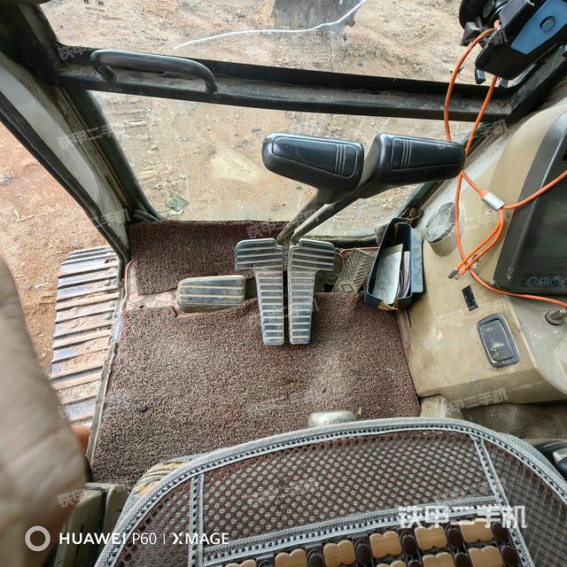 行走控制手柄和踏板?俯拍（駕駛室部分）