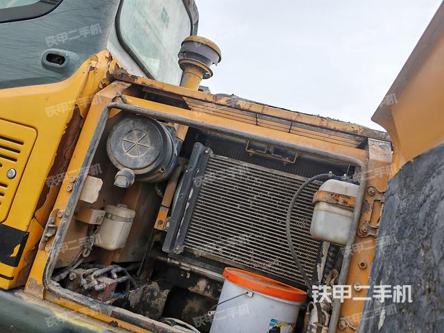 散熱器正面(大件艙室) 散熱器正面(大件艙室)