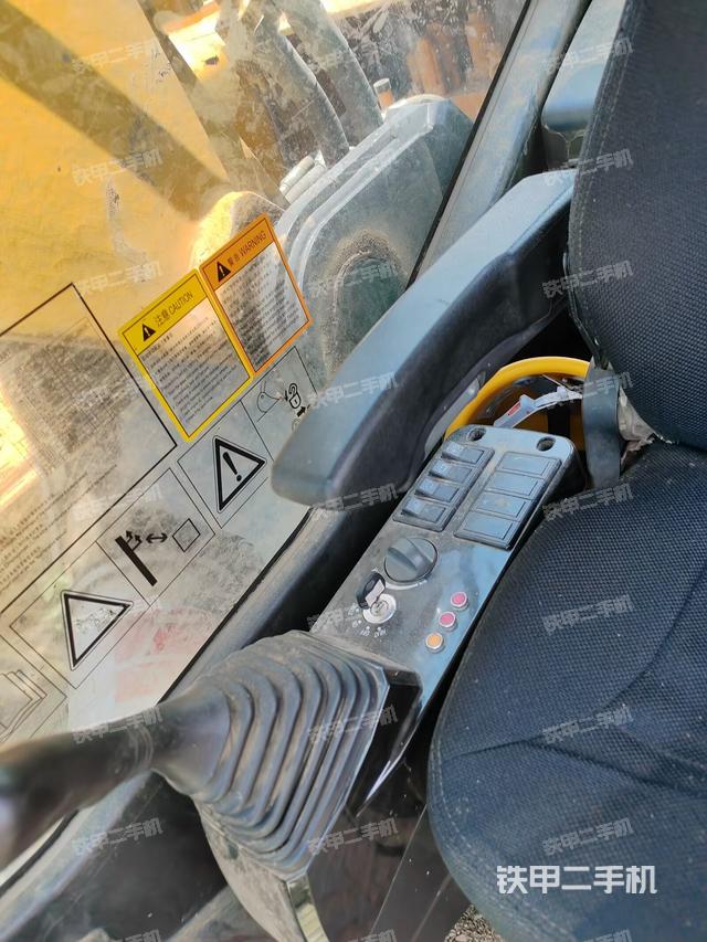 座椅右侧控制台/钥匙门/油门/含右手柄（驾驶室部分）