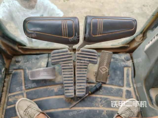 行走控制手柄和踏板?俯拍(駕駛室部分) 行走控制手柄和踏板?俯拍(駕駛室部分)