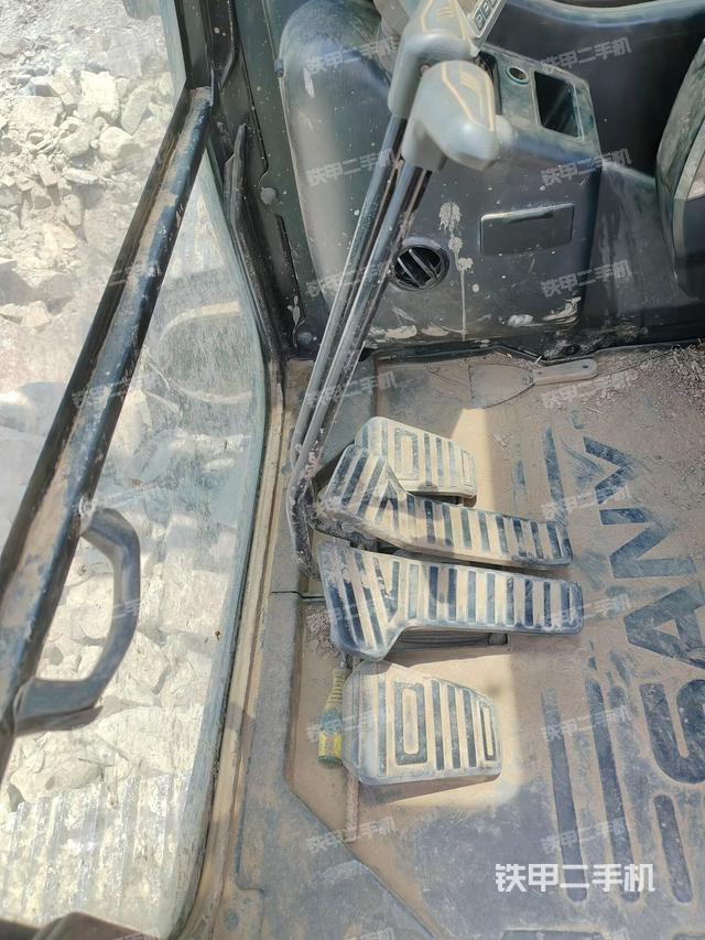 行走控制手柄和踏板 俯拍（驾驶室部分）