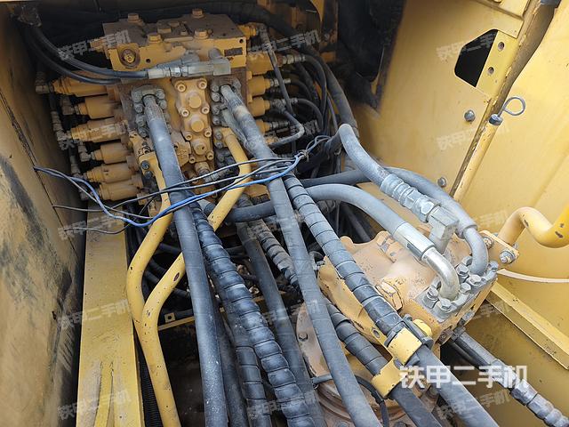 回轉(zhuǎn)馬達(dá)和主控閥（整機(jī)外觀）