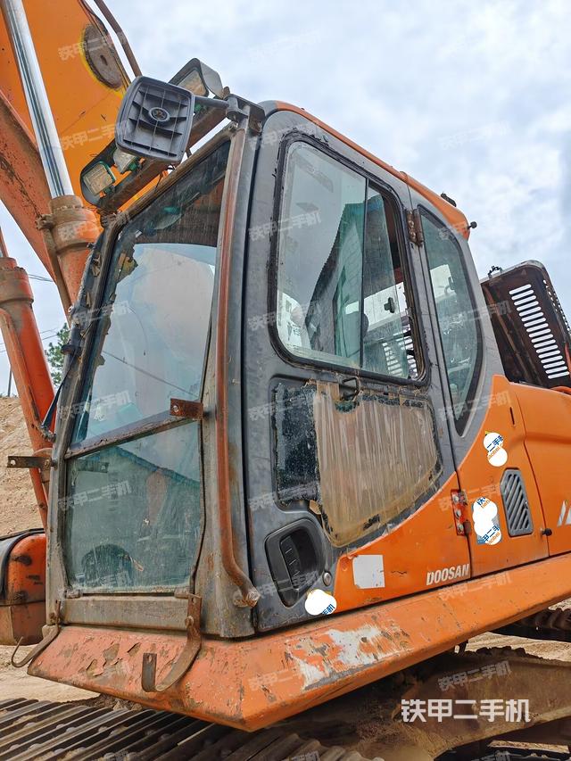 駕駛室左前45度(駕駛室部分) 駕駛室左前45度(駕駛室部分)