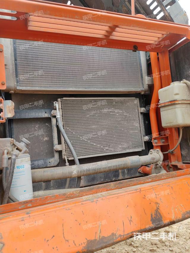 散熱器正面(大件艙室) 散熱器正面(大件艙室)