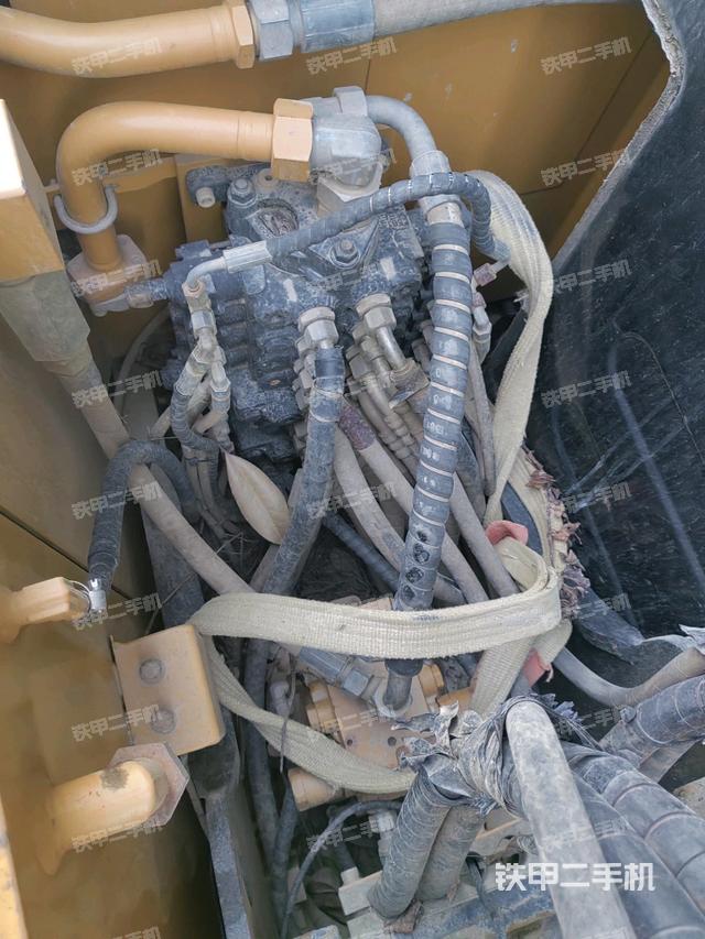 回轉(zhuǎn)馬達(dá)和主控閥（整機(jī)外觀）