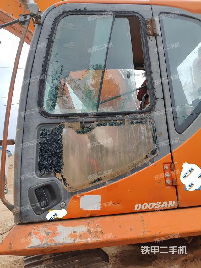 駕駛室正側(cè)(駕駛室部分) 駕駛室正側(cè)(駕駛室部分)