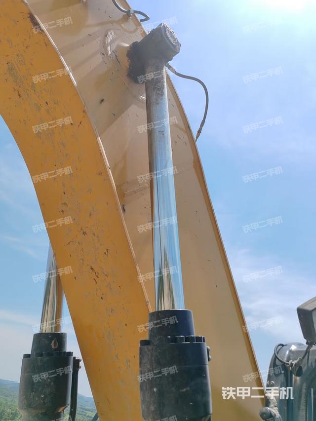 大臂油缸整体 竖拍（工作和回转装置）