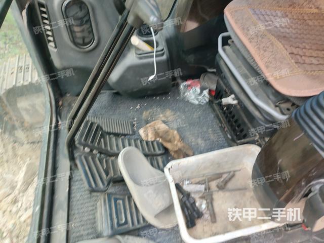 左后方玻璃角標(biāo)(駕駛室部分) 左后方玻璃角標(biāo)(駕駛室部分)