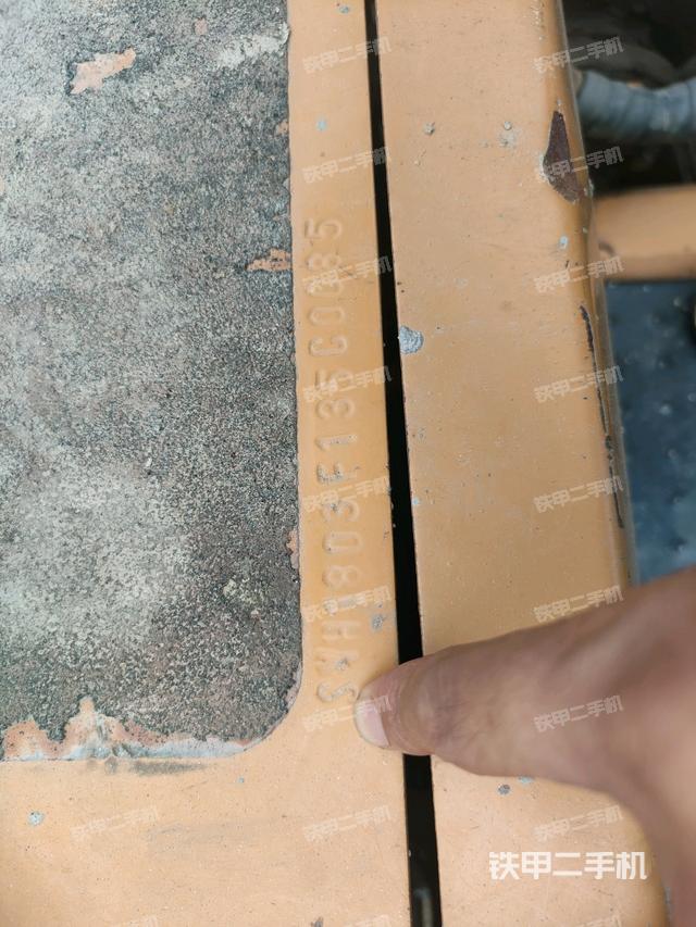 鏟斗右后整體(工作和回轉(zhuǎn)裝置) 鏟斗右后整體(工作和回轉(zhuǎn)裝置)