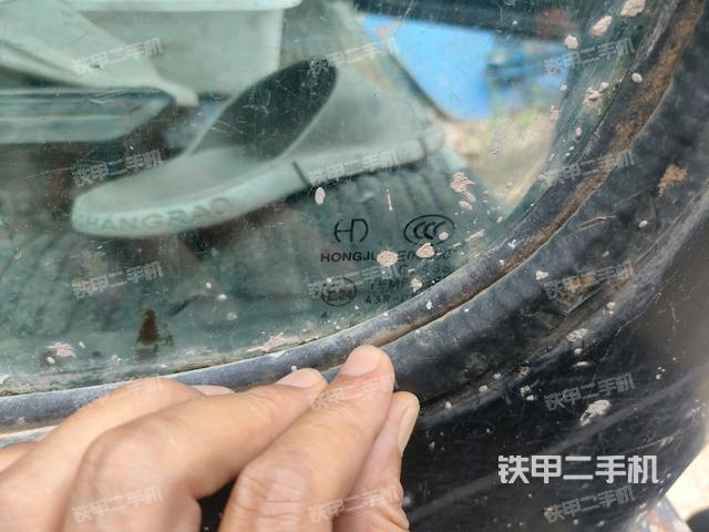 行走控制手柄和踏板?俯拍(駕駛室部分) 行走控制手柄和踏板?俯拍(駕駛室部分)