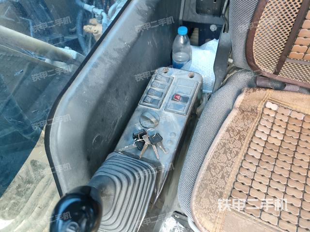 座椅右側(cè)控制臺/鑰匙門/油門/含右手柄(駕駛室部分) 座椅右側(cè)控制臺/鑰匙門/油門/含右手柄(駕駛室部分)